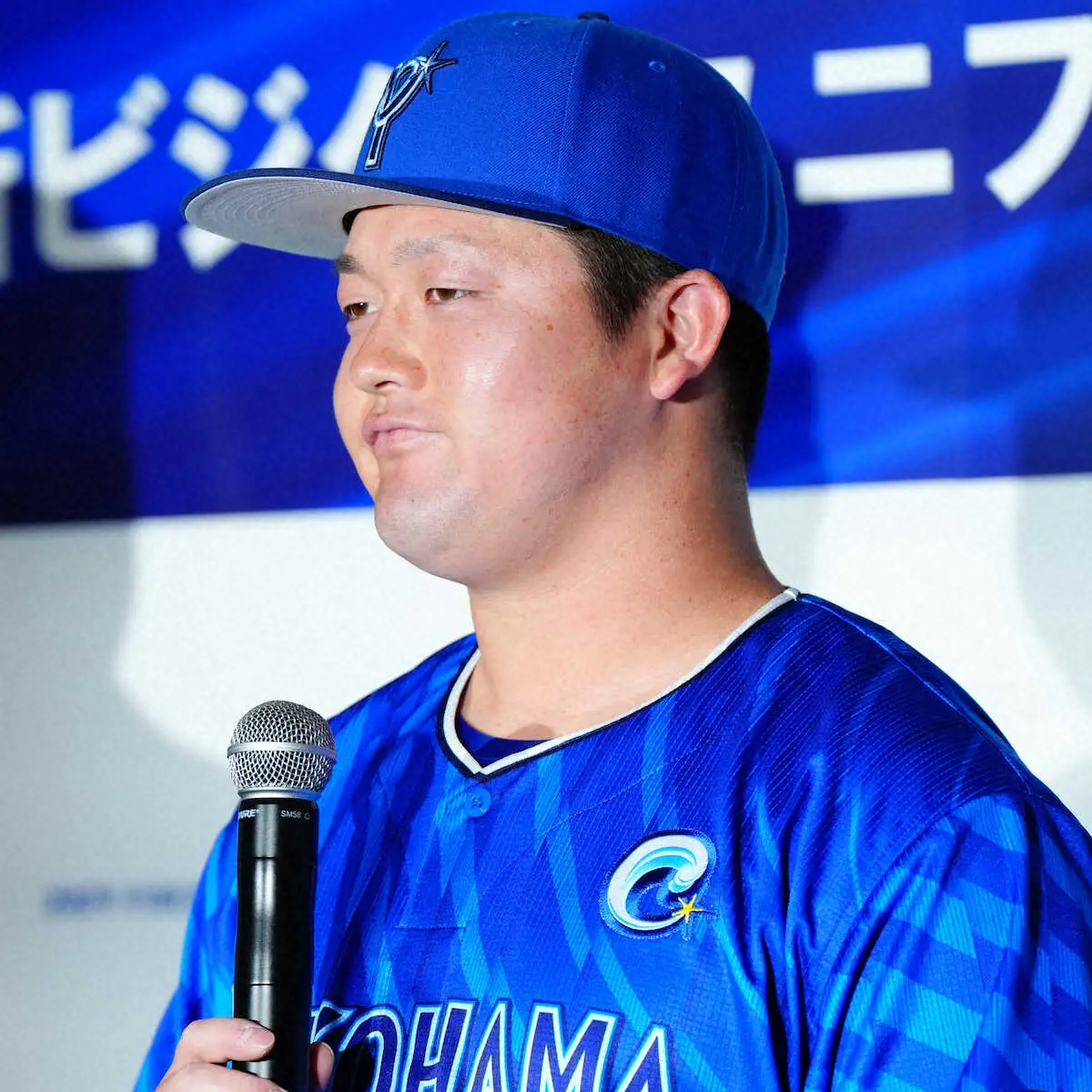 【画像・写真】DeNA24年スローガンは「横浜進化」　新ビジターユニホームも発表　クルーズ船内で