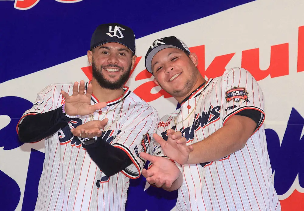 【画像・写真】ヤクルトの新助っ人ヤフーレ＆エスパーダ入団会見　ドラゴンボールZ好きヤフーレ「オチャ、クダサイ」