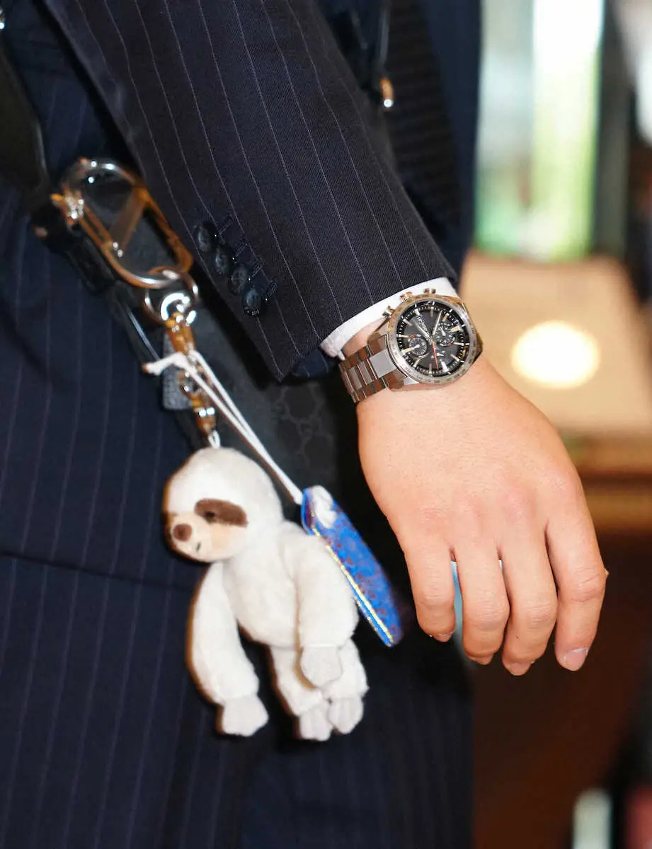 【画像・写真】DeNA・三浦番長4年目の「進化」へ　キャンプ地到着　ドラ1コンビ、松尾、度会は仲良く空港到着！