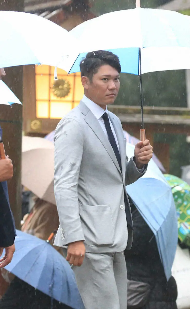 【画像・写真】巨人・岡本和は主将の自覚「周りも見ていけたら」　三塁転向の坂本は4種類のグラブ持参