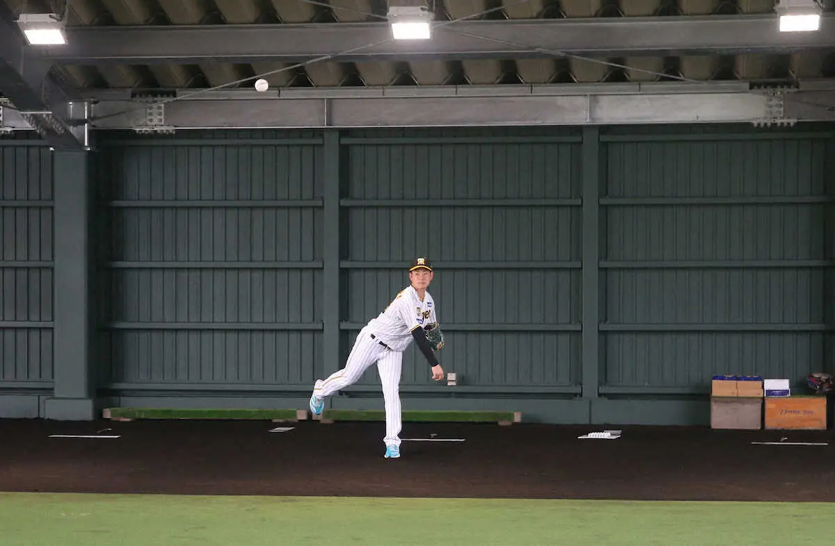 【画像・写真】阪神ドラ1・下村が2軍キャンプ地で始球式　新設されたブルペンで「初投げ」