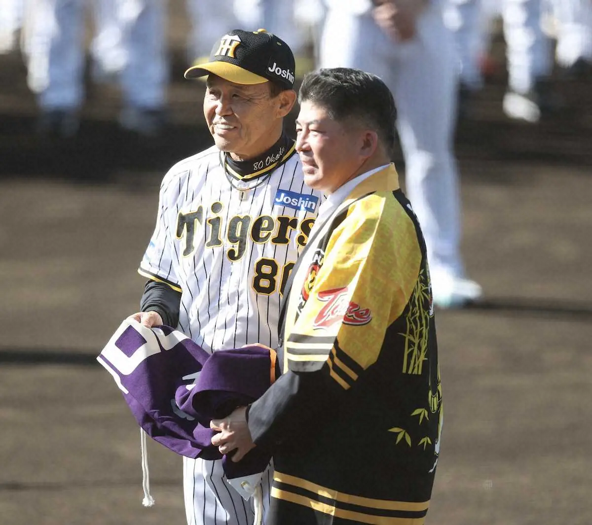 【画像・写真】日本一・岡田監督がキャンプインセレモニーで力強く宣言「連覇が第一。アレンパもたまに使います」
