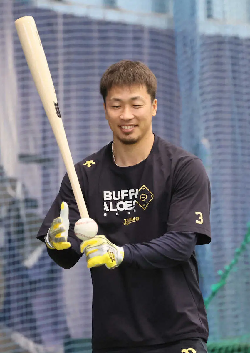 【画像・写真】オリックスが宮崎で自主練習スタート　今季から兼任コーチの安達が紅林らにノック「遊びです」比重は選手に