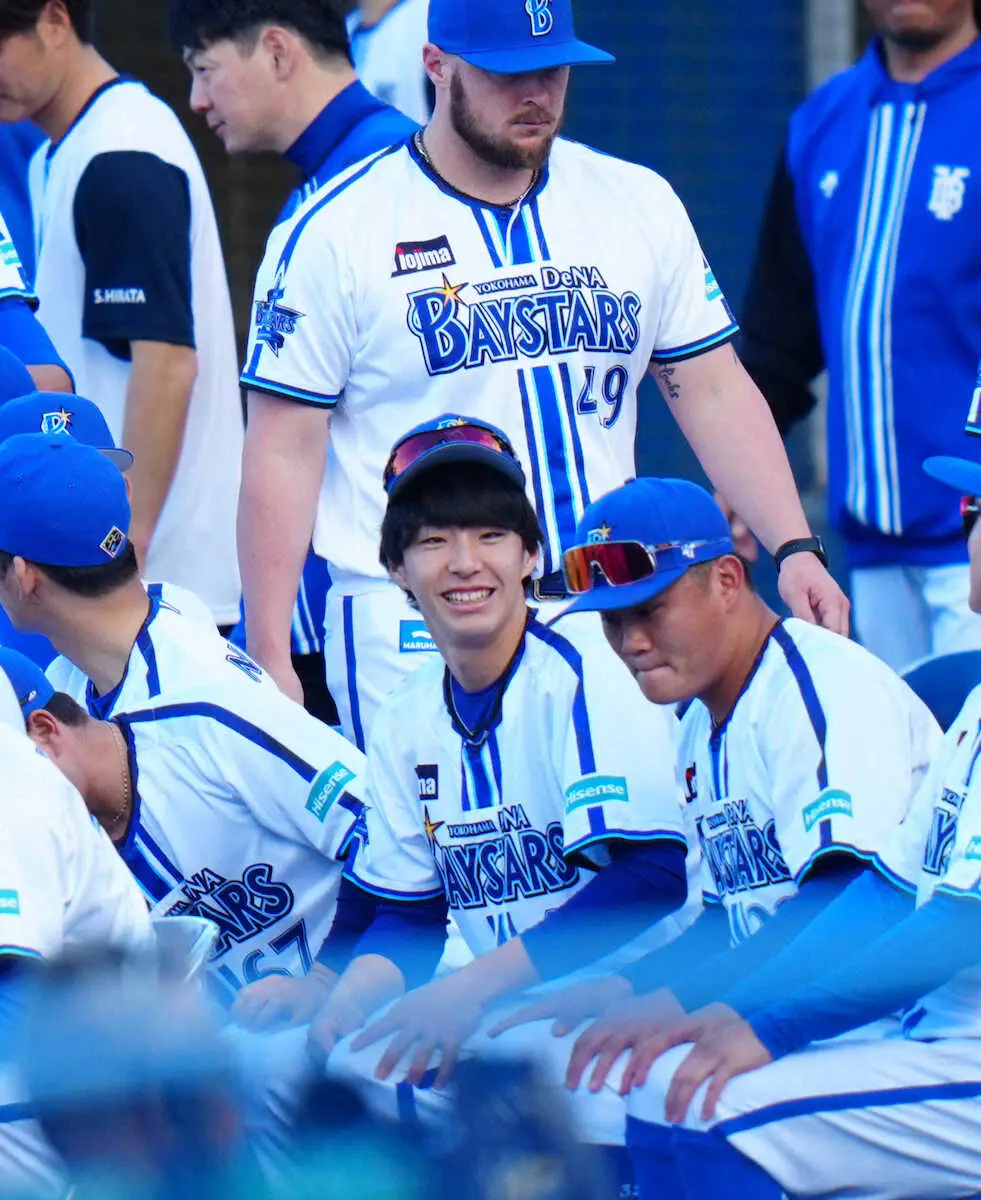 【画像・写真】注目のドラ1スラッガーがいきなり魅せた！DeNA・度会がフリー打撃で初球を右越え本塁打　ファンも拍手