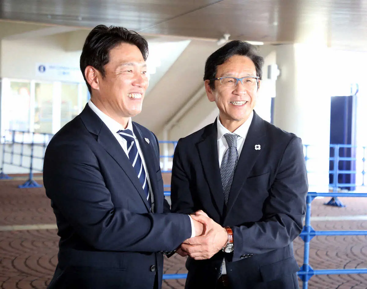 【画像・写真】侍ジャパン・井端監督　栗山前監督とがっちり握手　自身の考えと「同じことをおっしゃっていて安心した」