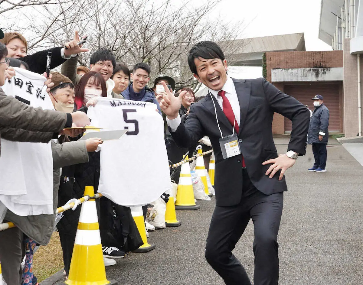 【画像・写真】【キャンプ隠しマイク】ヤクルト・宮川　真夏を思わせる陽気に「めっちゃ暑い…。夏バテです」