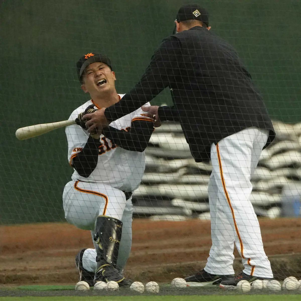 【画像・写真】巨人・阿部監督の地獄の股割りティーにドラ3佐々木＆ドラ4泉口ぶっ倒れた「ウェルカムティーですよ」