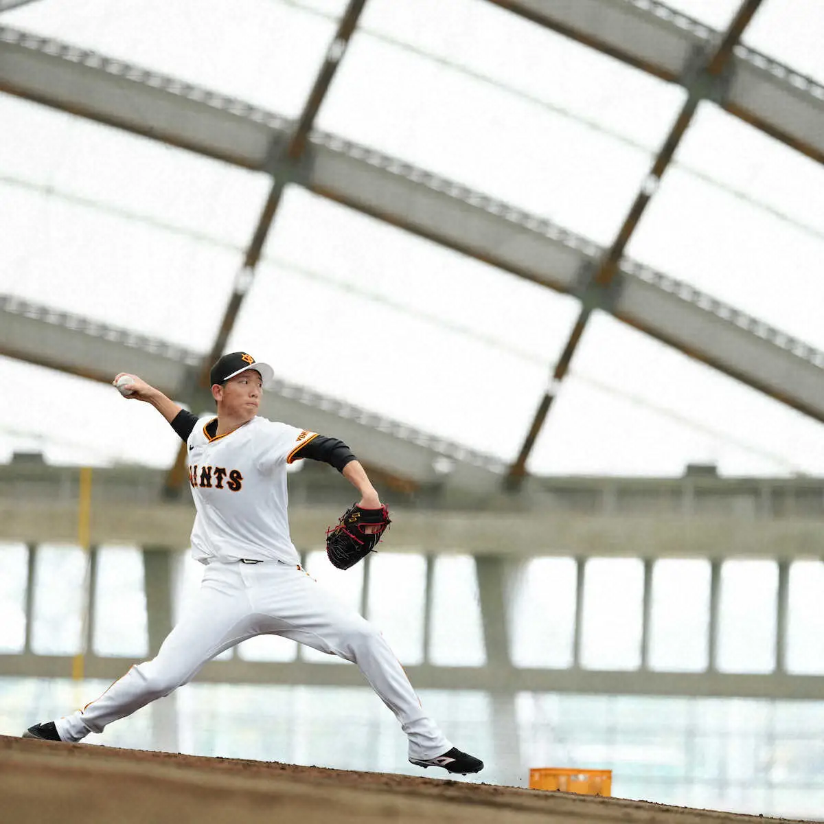 【画像・写真】巨人・戸郷がブルペン入り　山口オーナー「大黒柱ですからね。期待どおりやってくれると思う」