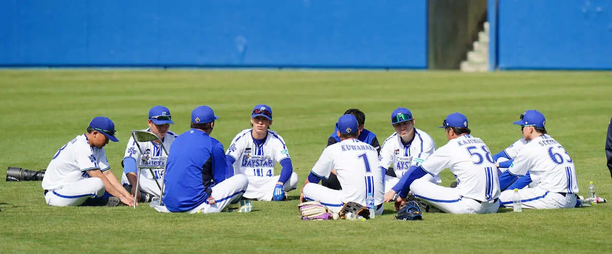 【画像・写真】DeNAがキャンプで「キャンプ？」。外野陣が「青空ディスカッション」で一致団結！