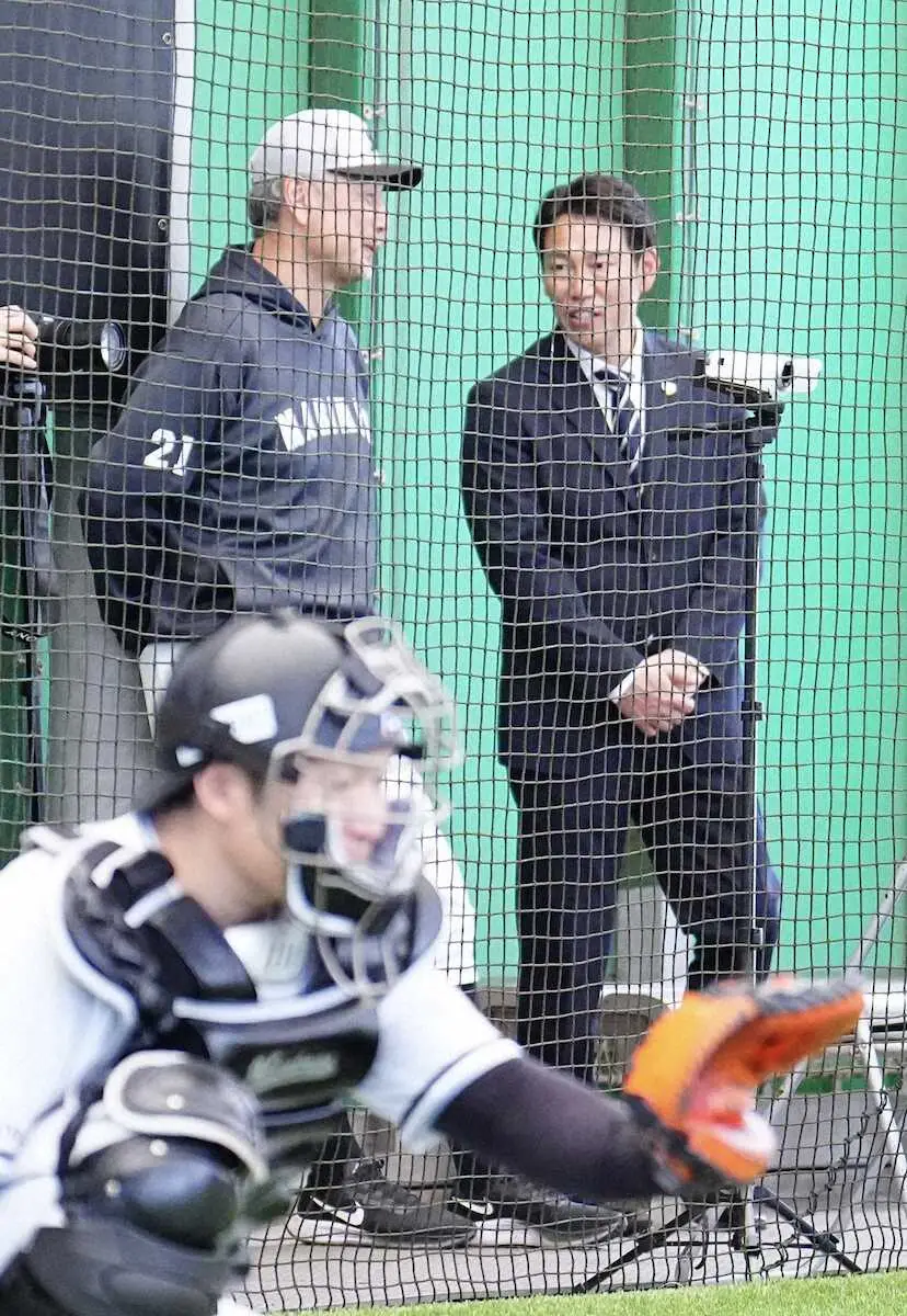 【画像・写真】侍ジャパン・井端監督　ロッテキャンプを視察　佐々木とがっちり握手し懇談