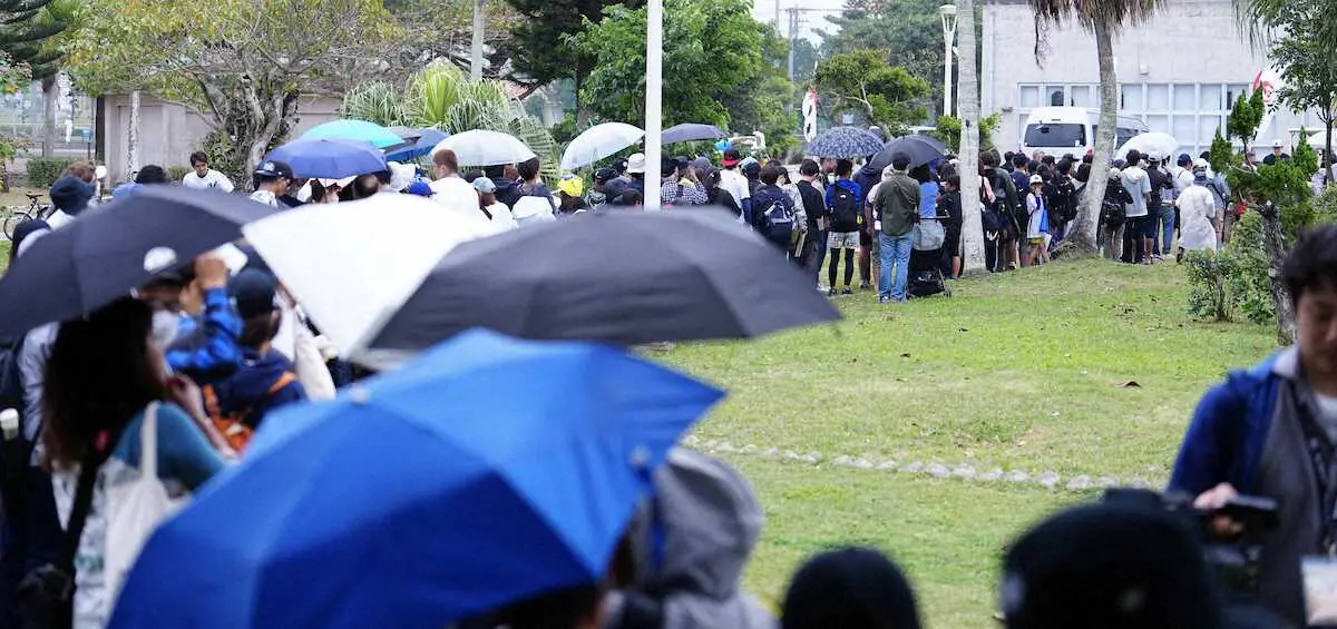 【画像・写真】ロッテ・佐々木朗希　雨中の36分間サイン会　ファン感激「ありがとう～！」
