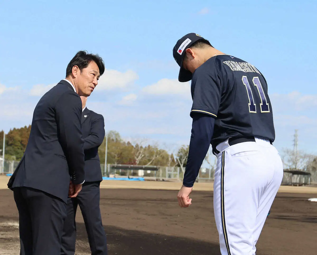 【画像・写真】侍J井端監督がオリックスキャンプ視察「日本の中心投手になって」宮城に加え3年目・山下舜平大に期待