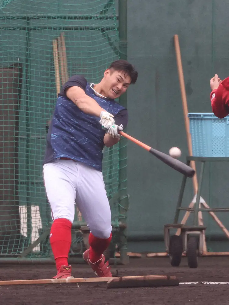 【画像・写真】侍・井端監督が広島キャンプ視察「1スイングを見た時から素晴らしい」と絶賛選手は…プロ3年目の20歳