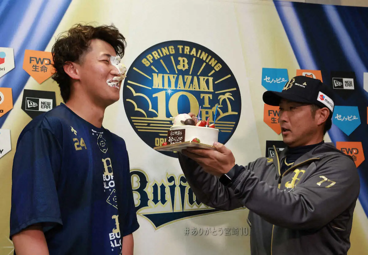 【画像・写真】オリックス・紅林が22歳の誕生日に強烈なお祝い　梵コーチが顔面にケーキお見舞いし「目まできた…」