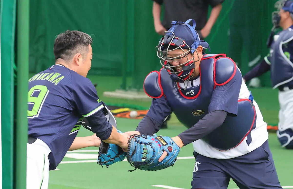 【画像・写真】ヤクルト石川と古田敦也臨時コーチのバッテリーが今年も復活！古田氏は「変わってないね。偉いね」と絶賛