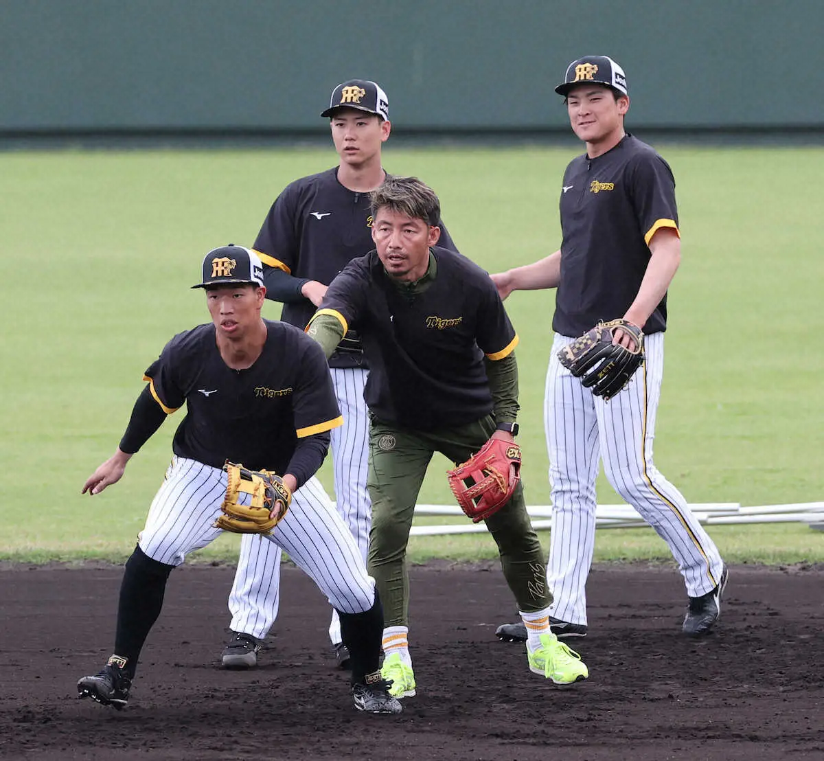 【画像・写真】阪神OB鳥谷敬氏が初の2軍指導　ドラ3・山田と戸井を高評価「可能性を持っている選手が多い」