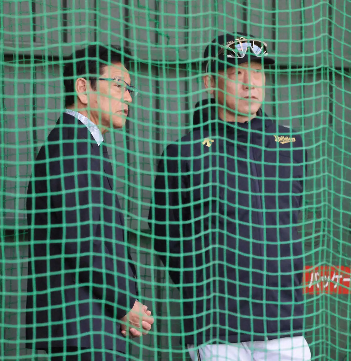 【画像・写真】＜オリックス宮崎キャンプ＞オリックスキャンプを訪れ、中嶋監督と話す栗山英樹氏（左）（撮影・井垣　忠夫）