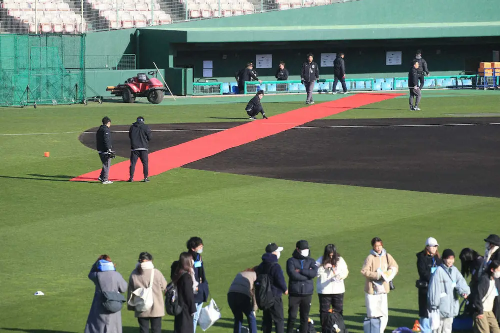 【画像・写真】松井秀喜氏　巨人宮崎キャンプに合流　レッドカーペットを歩いて登場も「ちょっと短いかな（笑）」