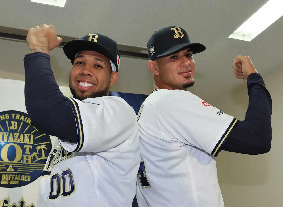 【画像・写真】オリックスの新助っ人・エスピノーザ「ノーノーしたい」　カスティーヨと入団会見しビッグな目標掲げる