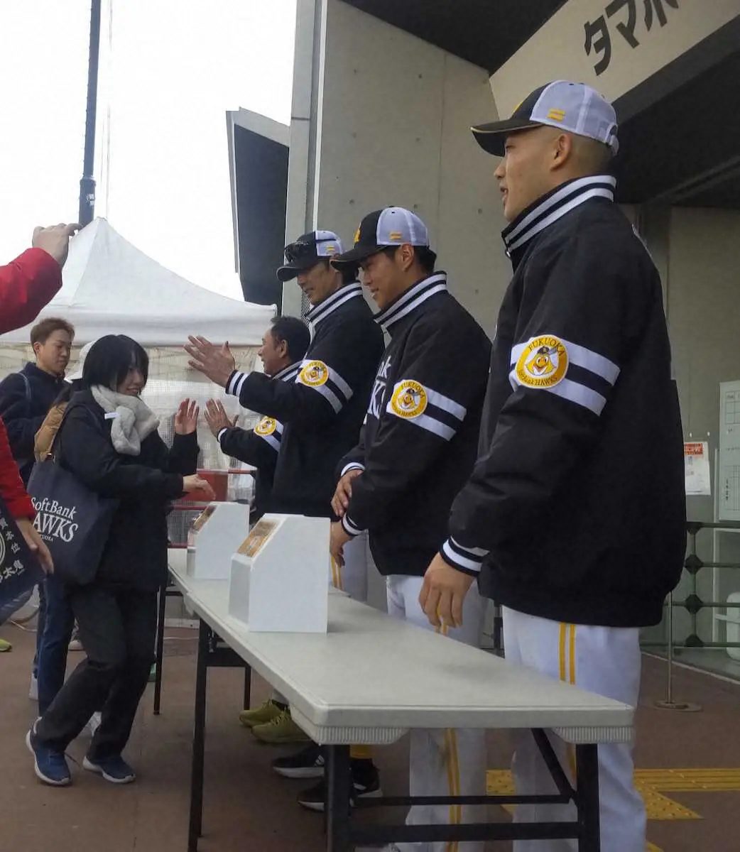 【画像・写真】ソフトB小川3軍監督、斉藤4軍監督らが募金活動　能登半島沖地震の被災地を支援