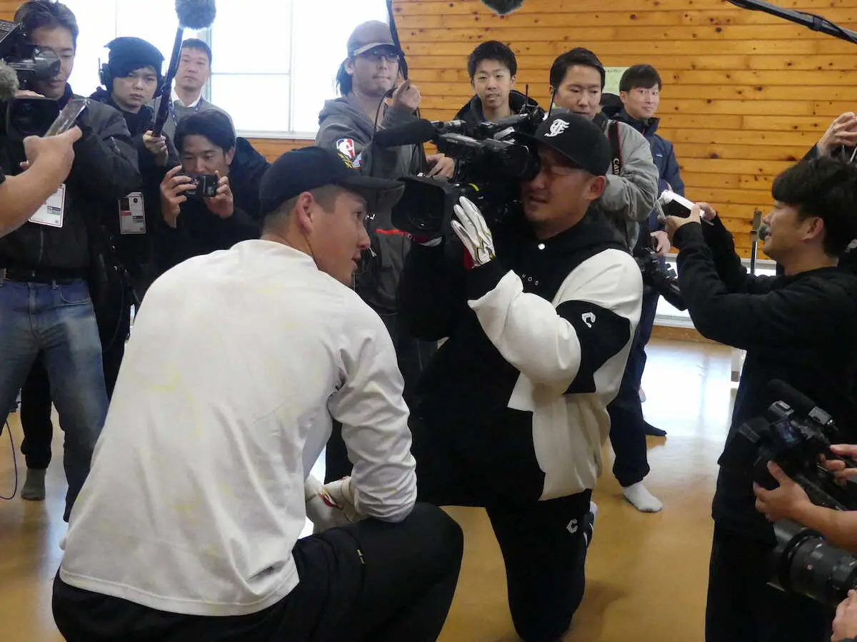 【画像・写真】仲良し師弟コンビは継続　秋広「1軍にいれば…」に中田翔「あぁ、オレがね。なるほどね」　秋広慌てる