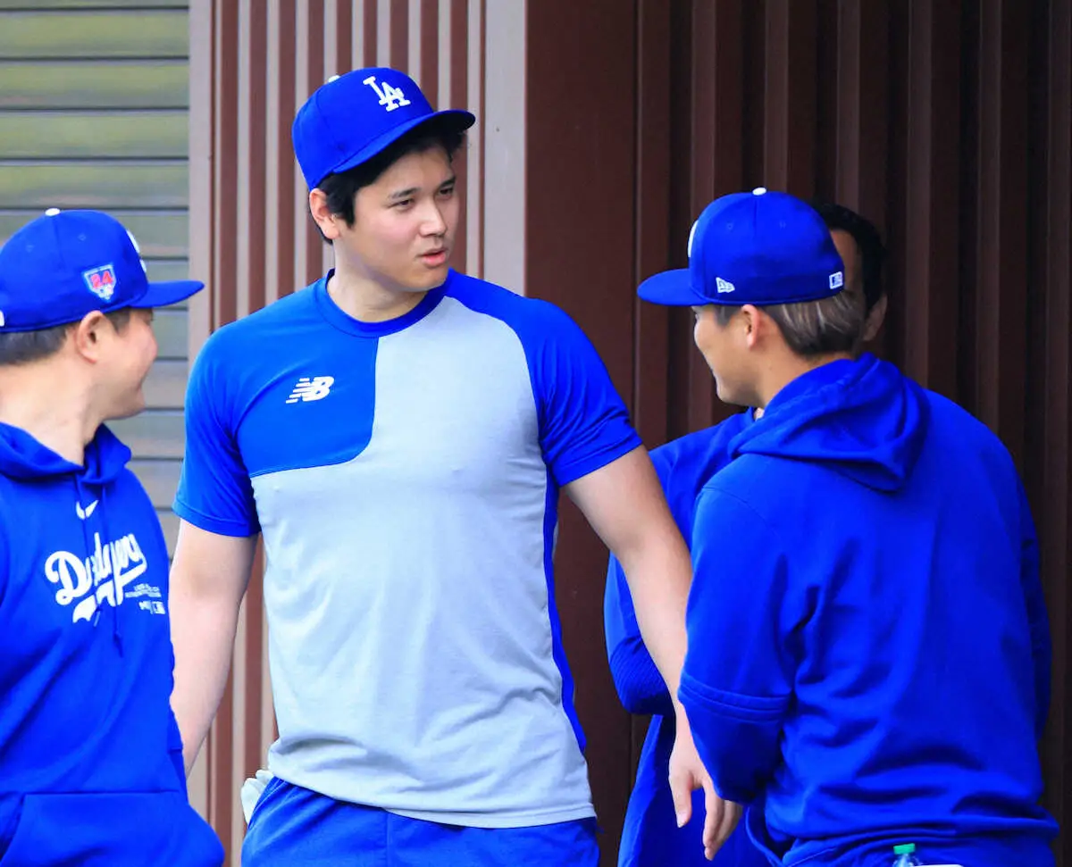 【画像・写真】ドジャース・山本由伸　フィールドで初の守備練習　少年着用「野茂ユニホーム」にサインの“神対応”も
