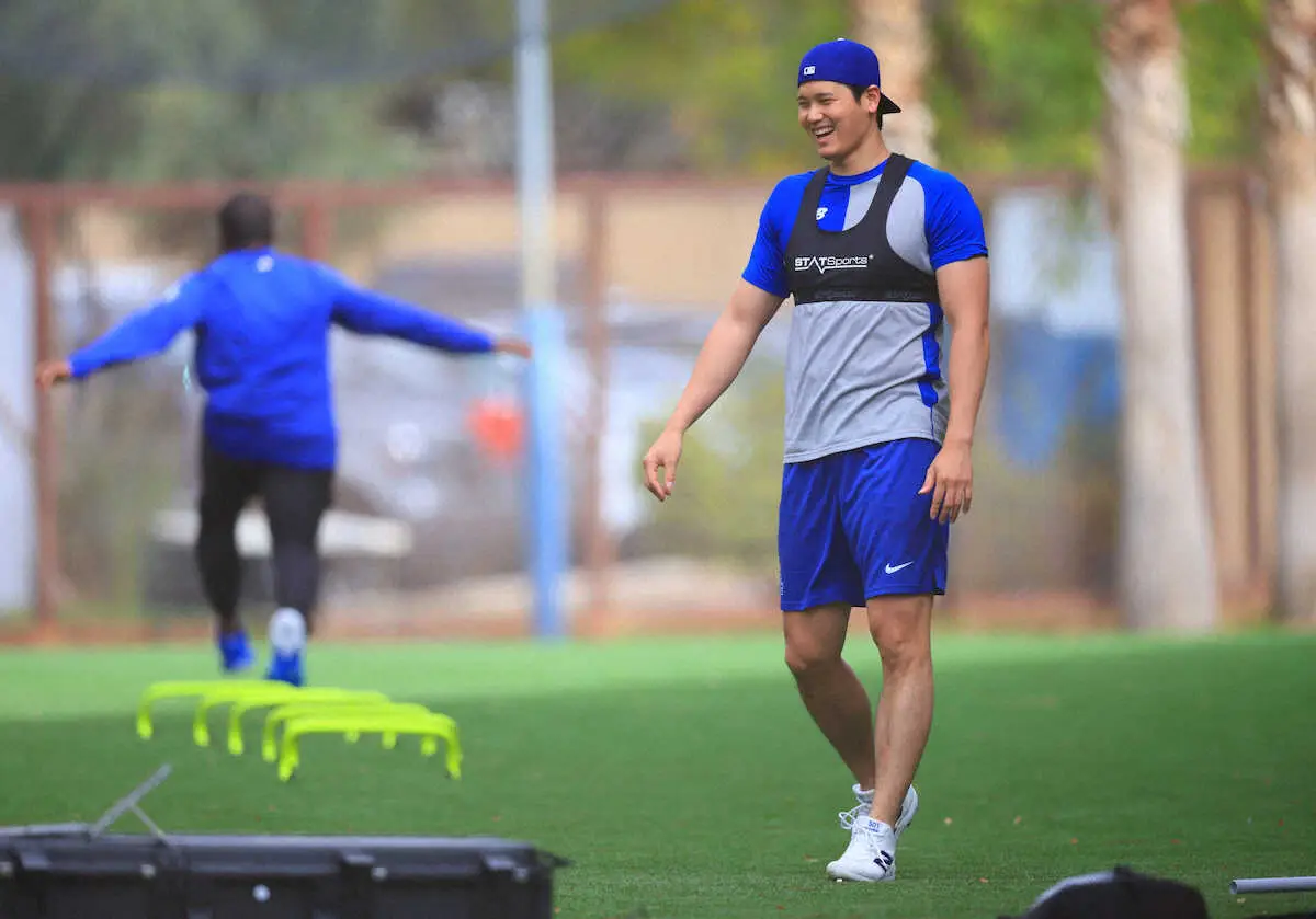 【画像・写真】大谷翔平　キャンプ2日目は敏しょう性トレに最新機器導入　ワイヤー繋いだベルトを腰に巻きダッシュ