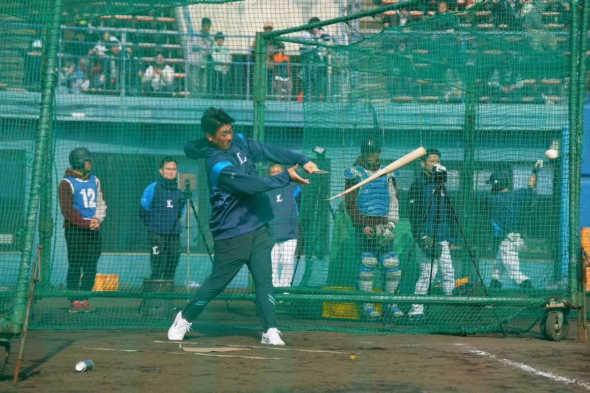 【画像・写真】打者・松坂大輔復活？　マシン打撃でバット折り「ごめんね」持ち主の西川に謝罪