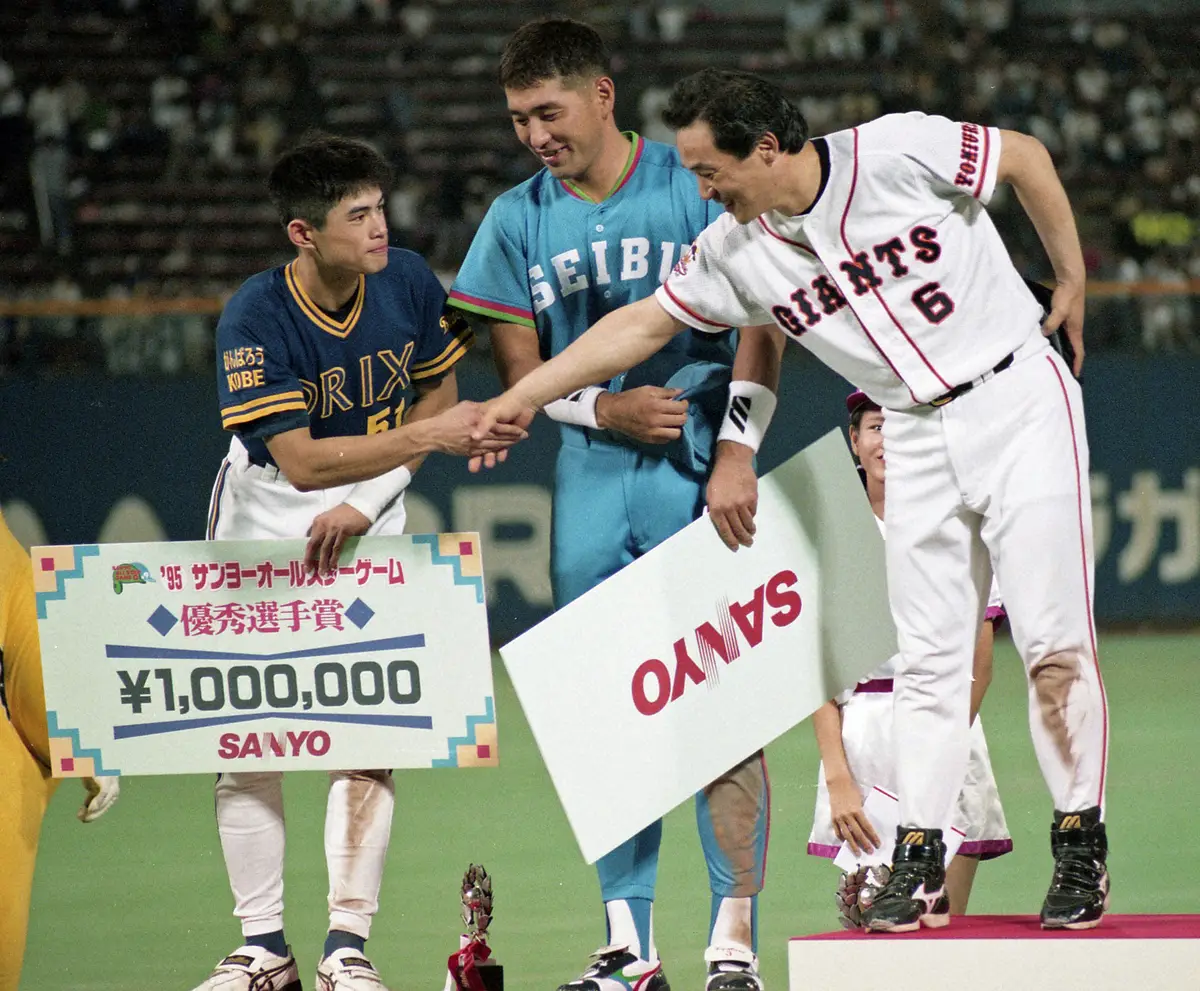 【画像・写真】1995年7月25日、オールスター1回戦でMVPに輝いた落合（右）は表彰台でイチロー（左）とガッチリ握手