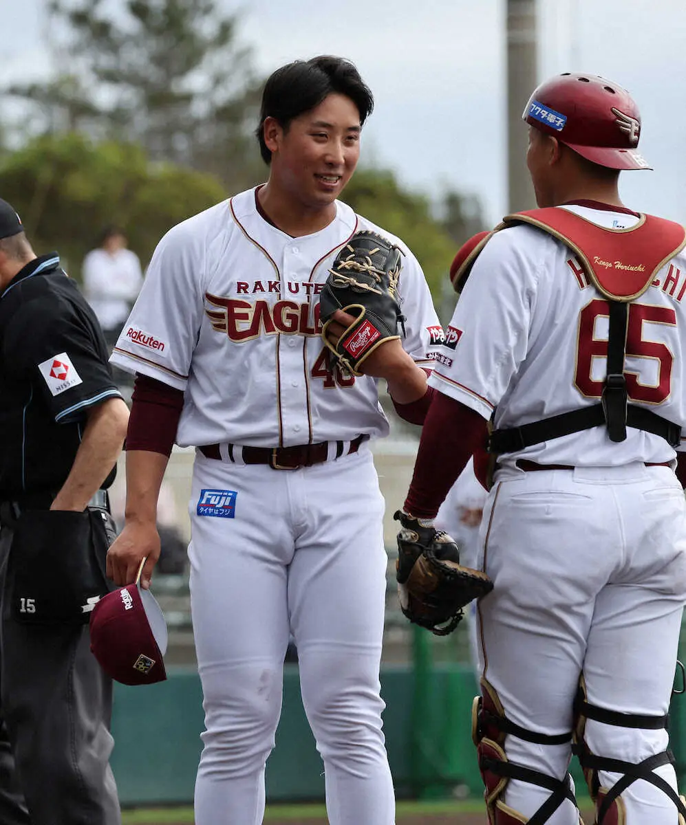 【画像・写真】＜楽天金武キャンプ＞シート打撃に登板した藤平は笑顔を見せる（撮影・篠原岳夫）