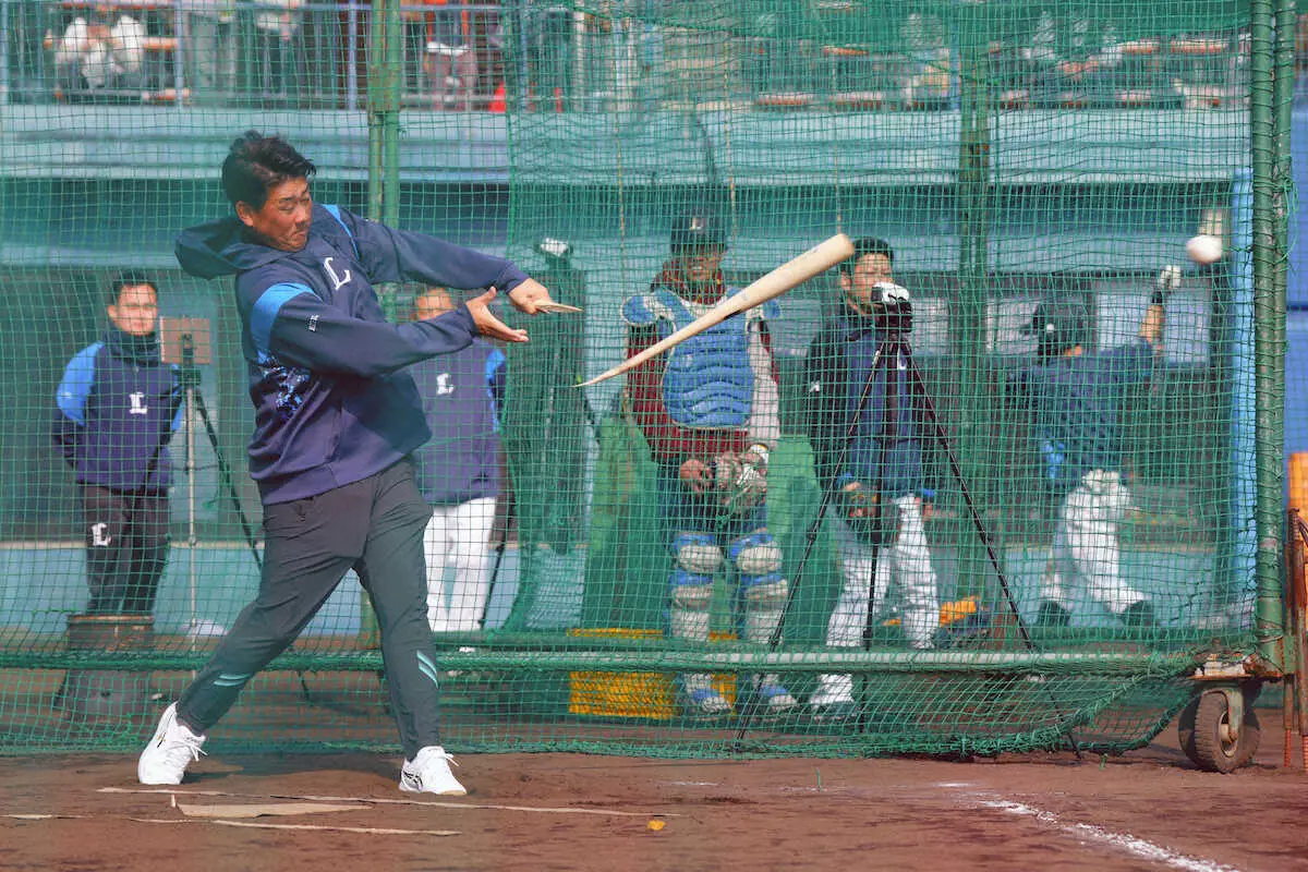 【画像・写真】西武・松坂臨時コーチ　ブルペン外でも怪物　マシン打撃で西川のバット“粉砕”「ごめんね」