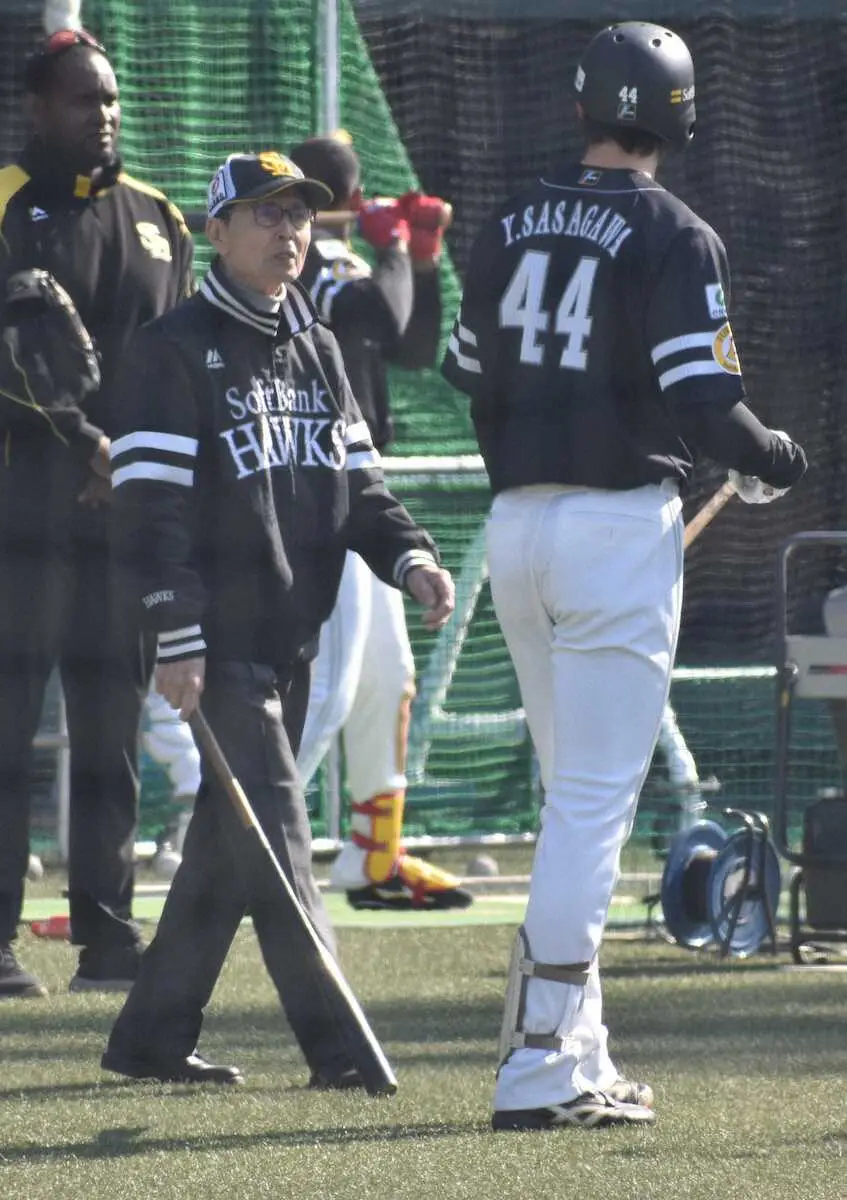 【画像・写真】ソフトバンクの王貞治球団会長がタマスタ筑後で「ギータ2世」の高卒4年目・笹川を熱血指導