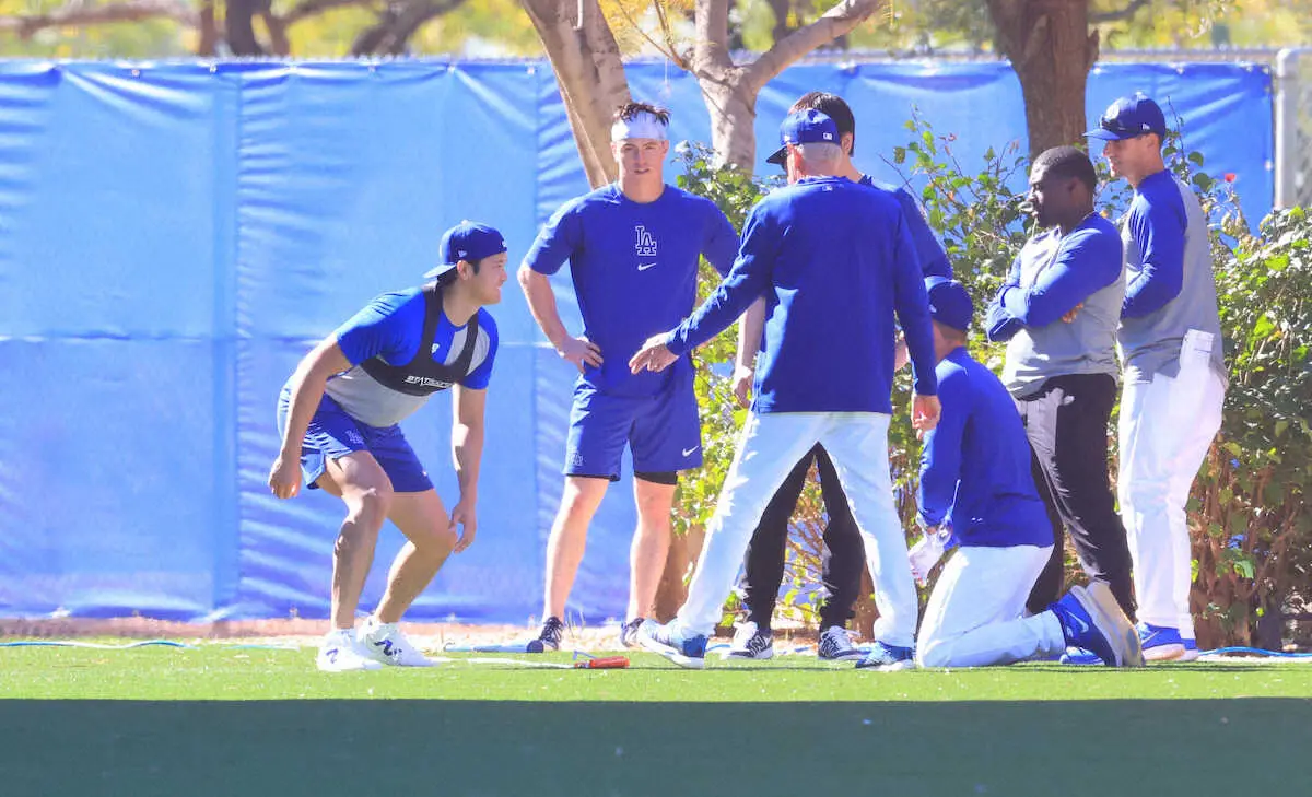 【画像・写真】大谷翔平　まさかの転倒ハプニングに大爆笑　走塁練習にGM特別補佐「もっと盗塁したいと言っていた」