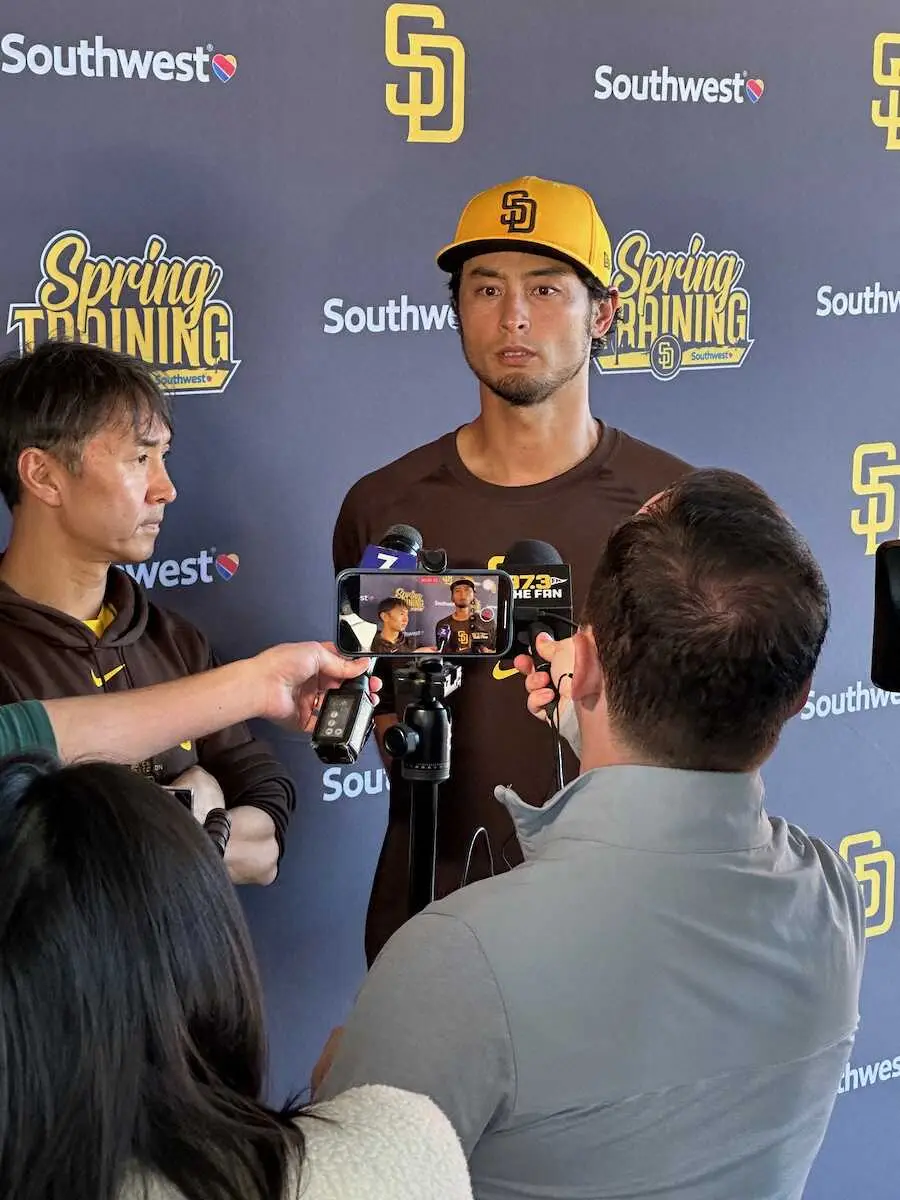 【画像・写真】ダルビッシュが松井裕樹と並んでキャンプ初のブルペン入り　後輩左腕を「大丈夫かな」と心配したのは…