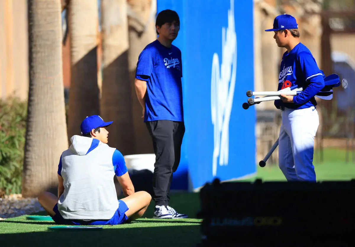 【画像・写真】ドジャース山本由伸　主力投手たちと投内連携　練習後には少年ファンにボールプレゼント、両親も大喜び