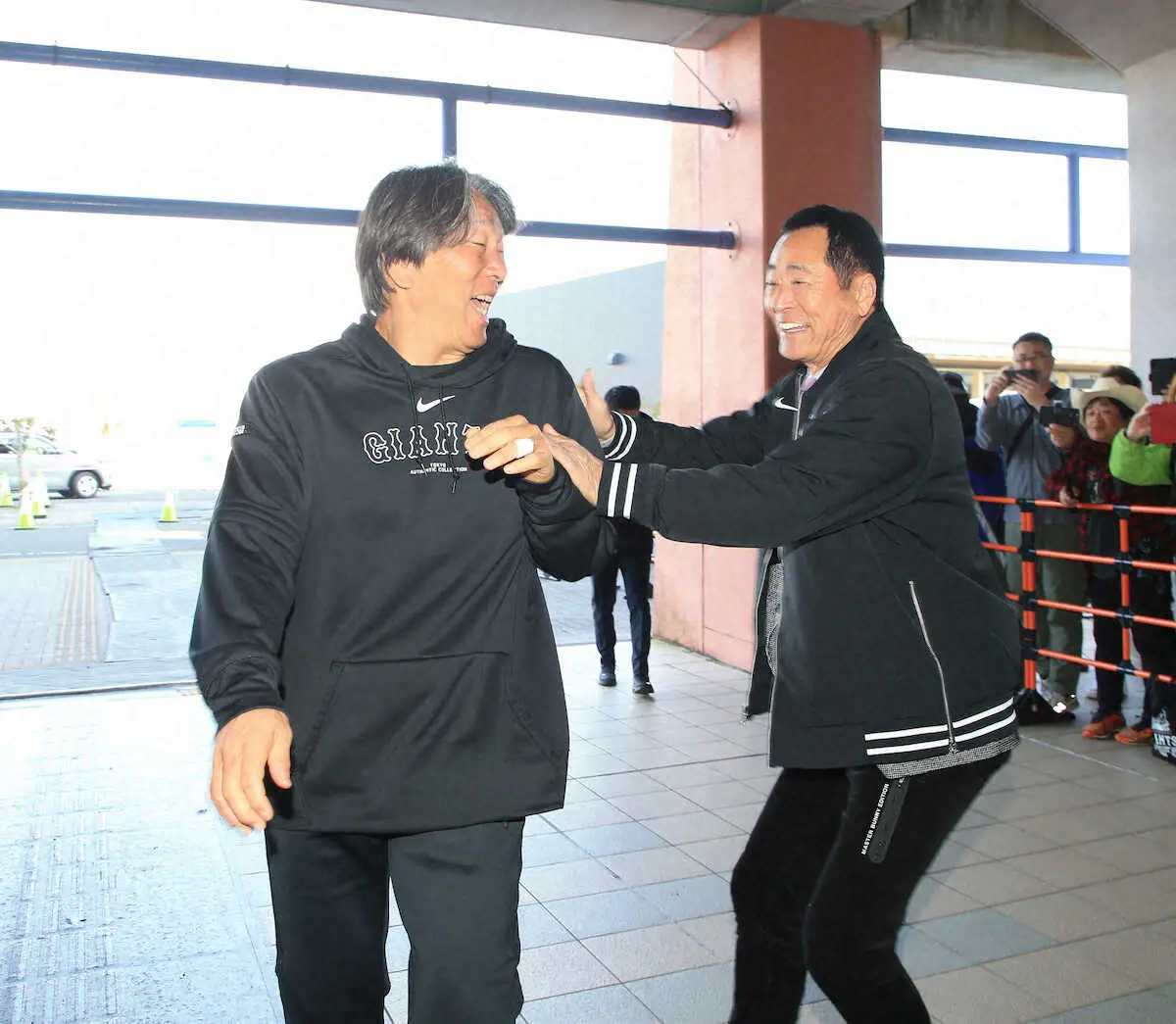 【画像・写真】巨人・松井秀喜臨時コーチ「僕に会いに来るんじゃなくて…」10年ぶり再会の中畑清氏に“公開説教”