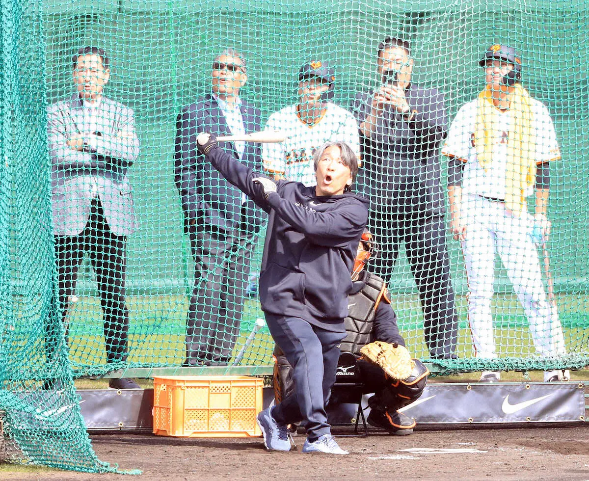 【画像・写真】流石のゴジラ！巨人・松井秀喜氏が打撃練習で柵越え披露　観客、選手が「ウォー！」と大興奮
