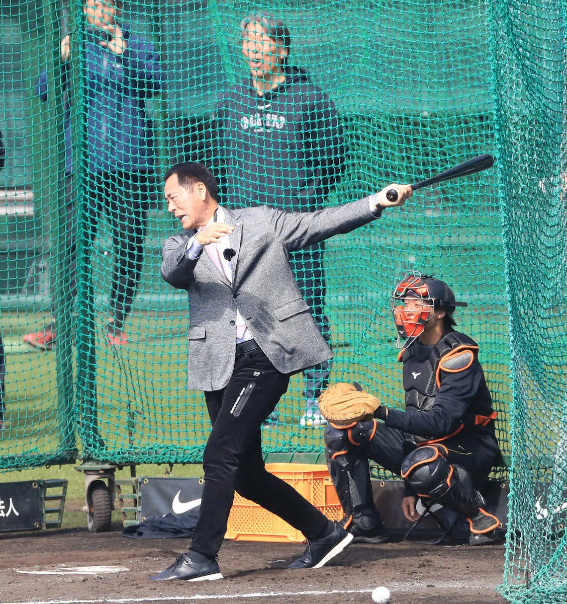 【画像・写真】巨人・松井秀喜臨時コーチ　宮崎キャンプ“打ち上げ”　フリー打撃で1発締め