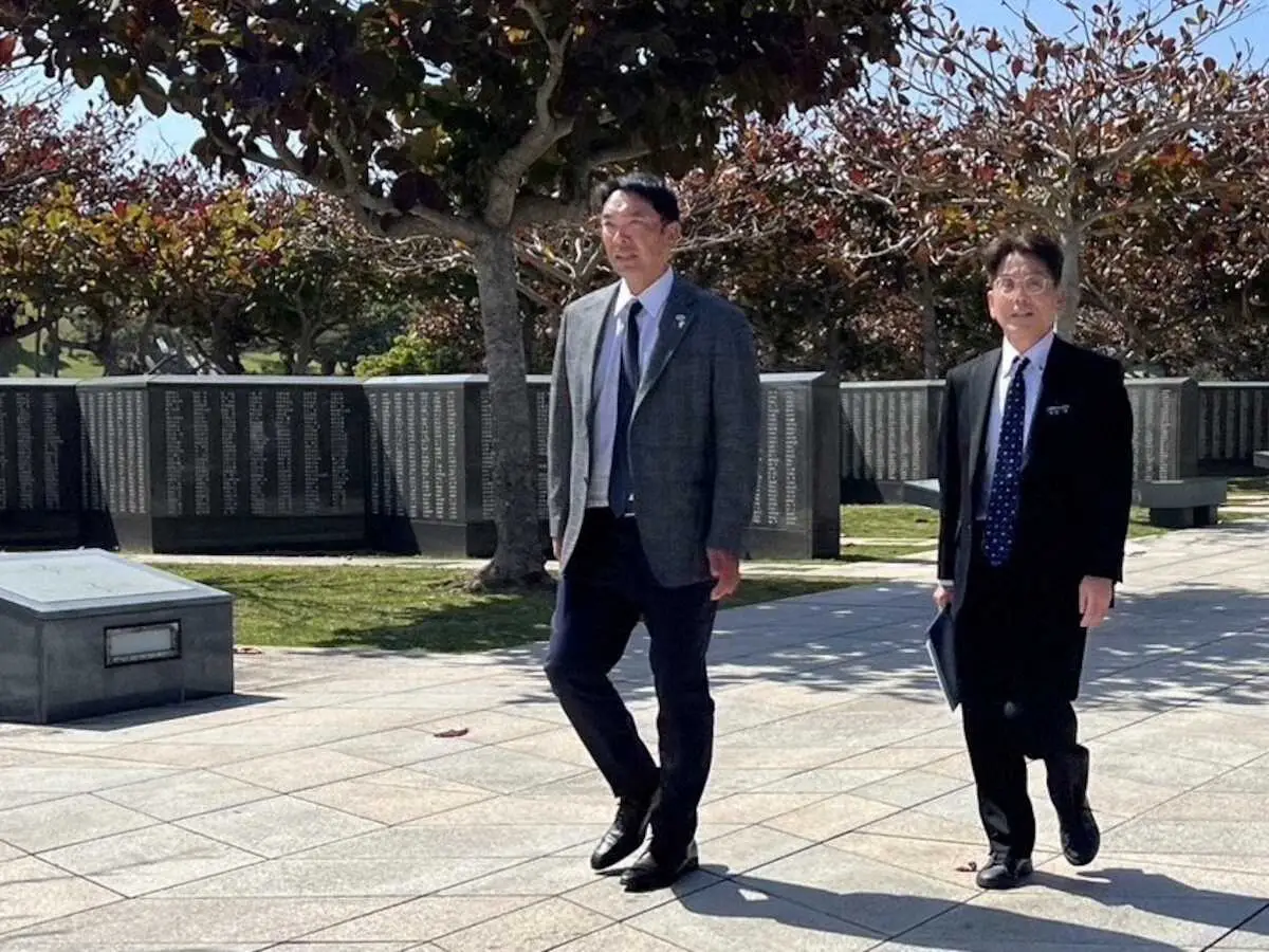 【画像・写真】巨人・阿部監督　平和祈念公園を訪問「改めて平和な日常へ感謝」