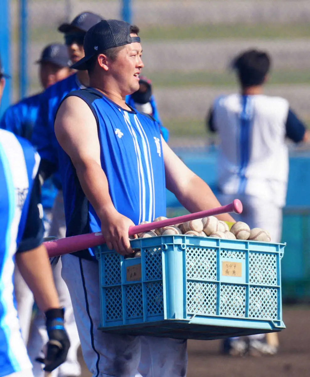 【画像・写真】DeNA　牧が試合前のシートノックで三塁を守る　定位置は二塁も三浦監督「複数ポジションで」