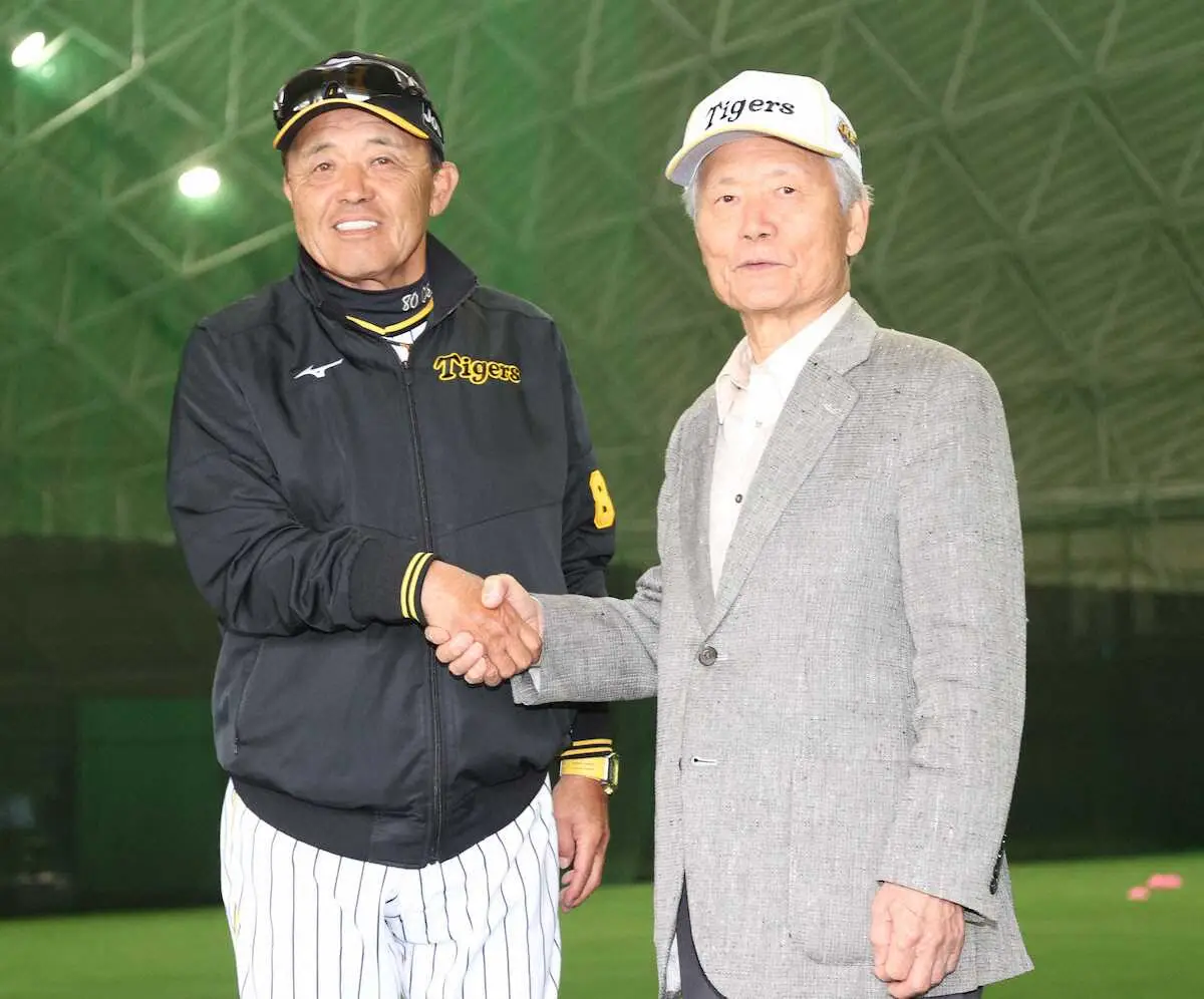 【画像・写真】阪神の宜野座C　榊原コミッショナーが訪問　チャンピオンフラッグ効果に期待