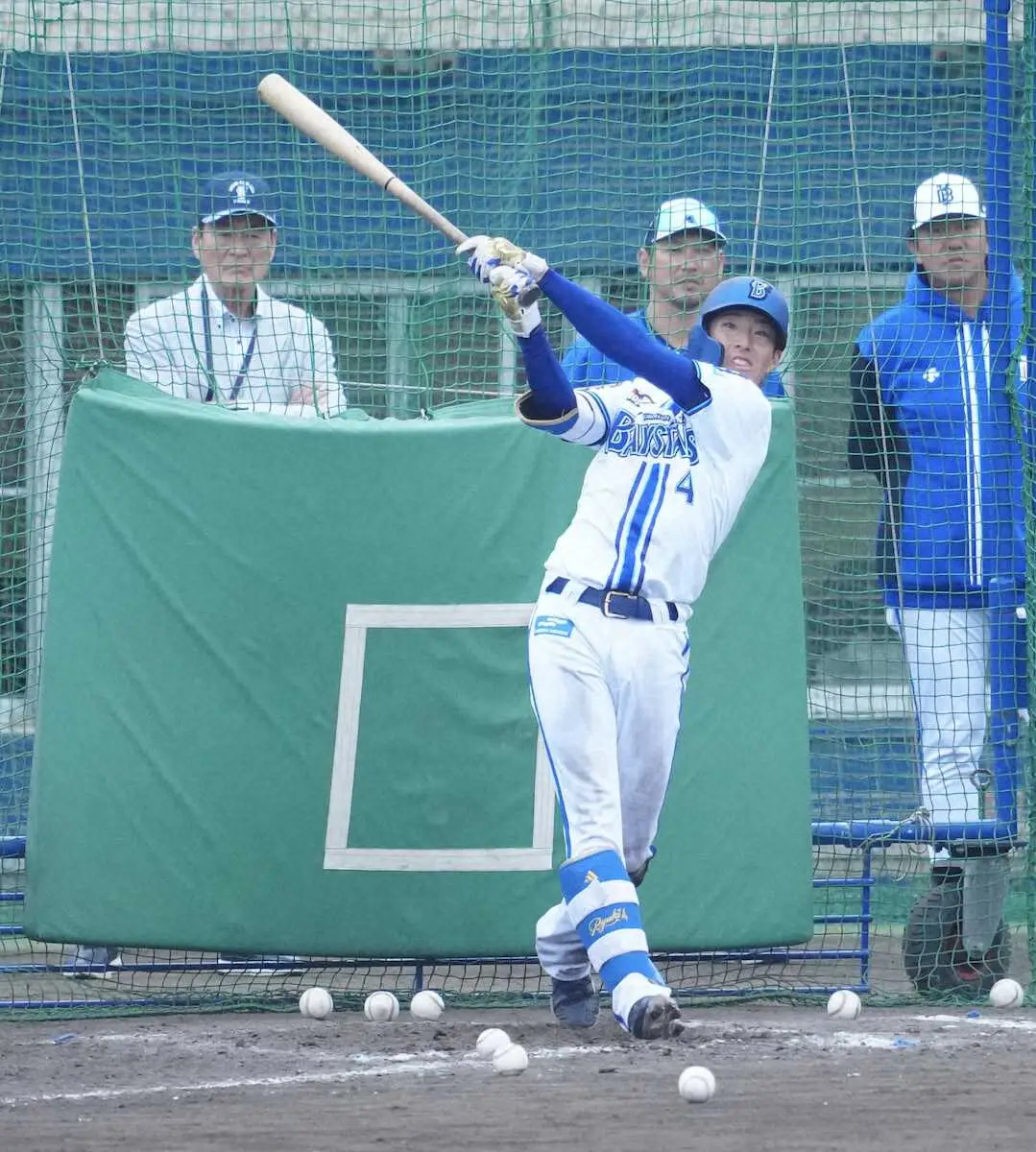 【画像・写真】キャンプ初！　DeNAのドラ1・度会と三浦監督が「対決」　打撃投手を務めて柵越え2発