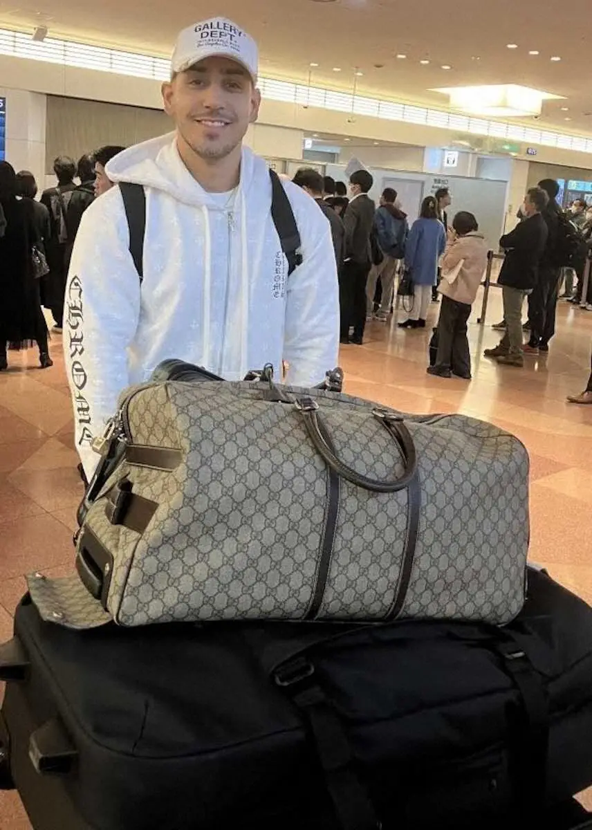 【画像・写真】ロッテ　新加入のソトが来日　「チャンピオンになりましょう」