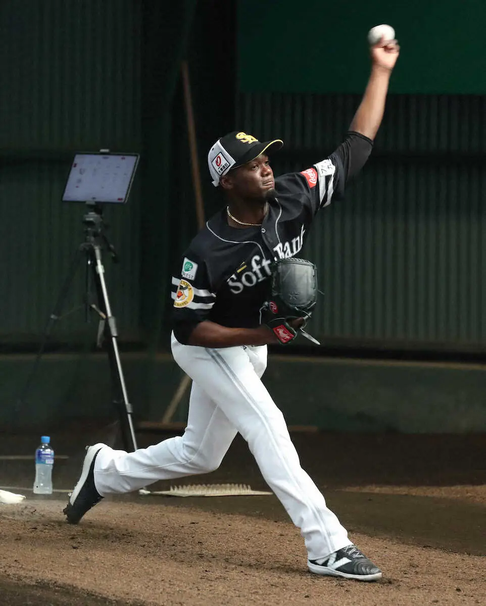 【画像・写真】ソフトBモイネロ「新しい挑戦がうれしい」　先発で2桁10勝を目指す　初ブルペンは手応え十分の80球