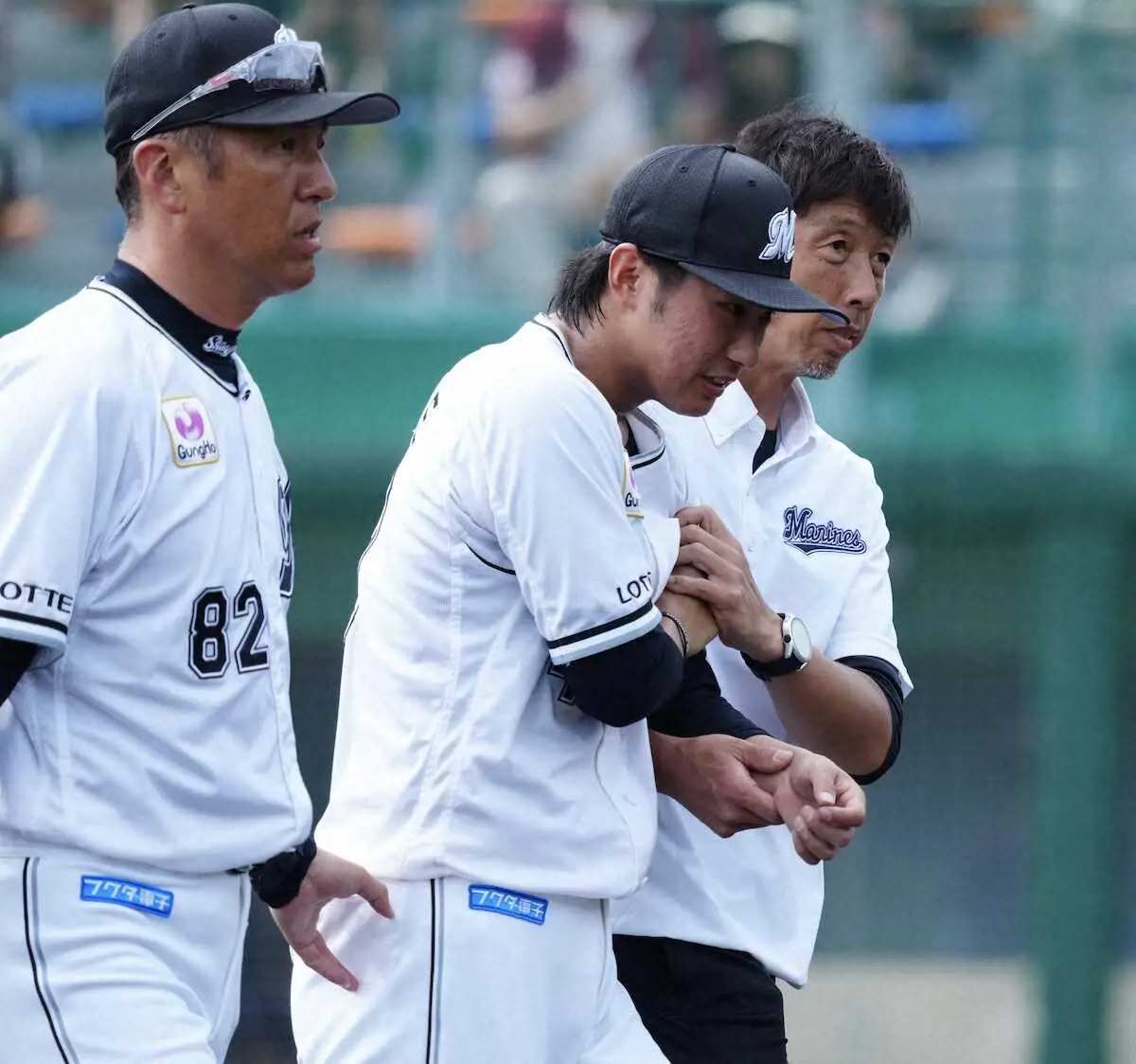 【画像・写真】ロッテ・本前　左上腕骨骨幹部骨折で長期離脱へ…投球直後うずくまる　吉井監督「ひどい大ケガ」
