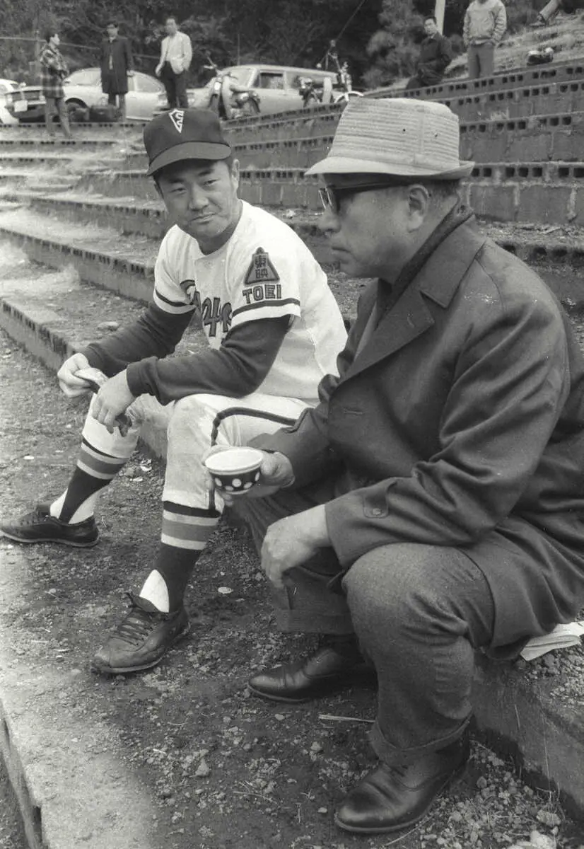 【画像・写真】【内田雅也の追球】キャンプでの発掘と交流　最後の休日に偉大な先人をしのび、エールを