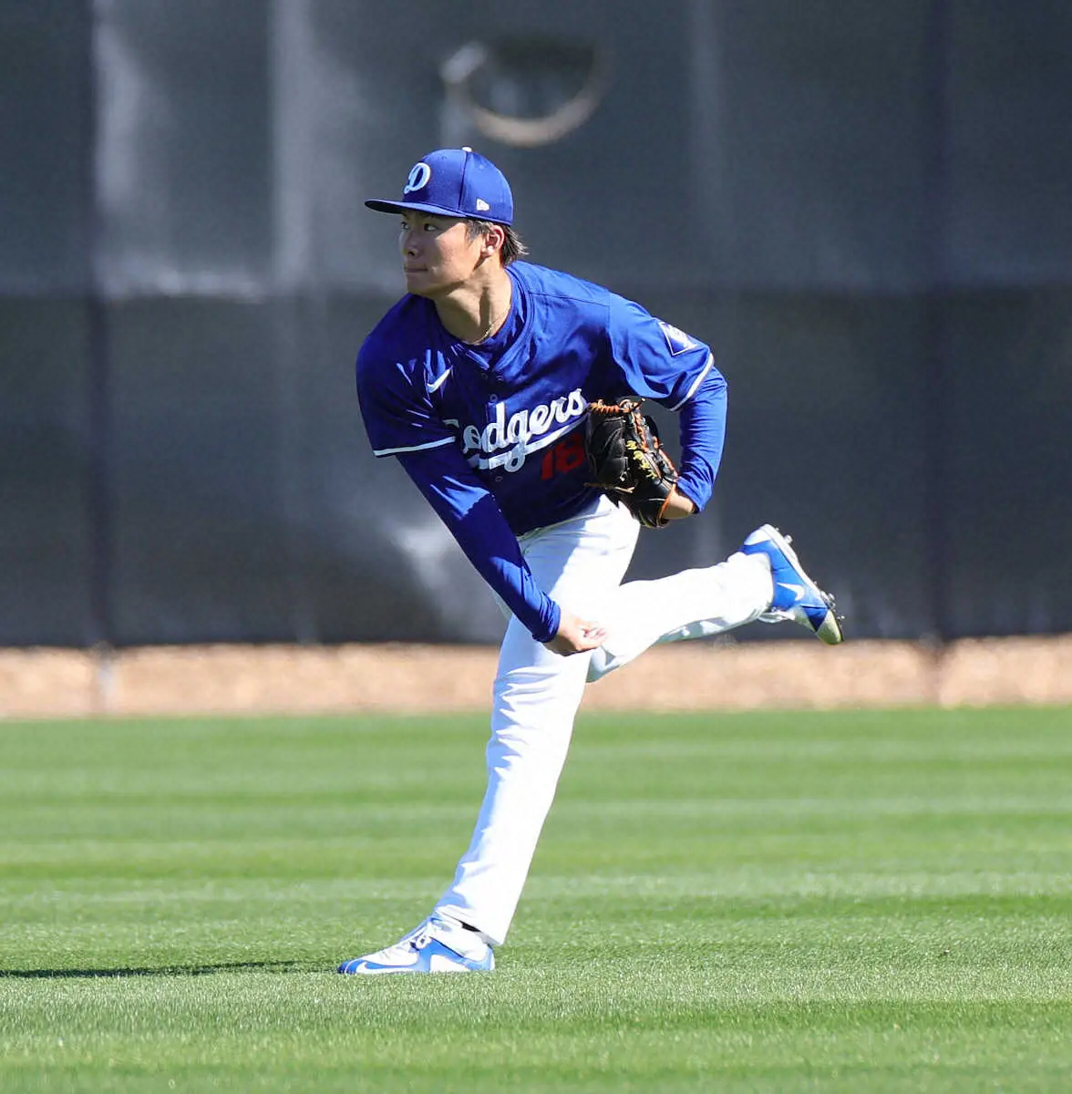 【画像・写真】ドジャース・由伸　変化球中心にブルペン10球　前日渡米トレーナーの前で入念にフォーム確認