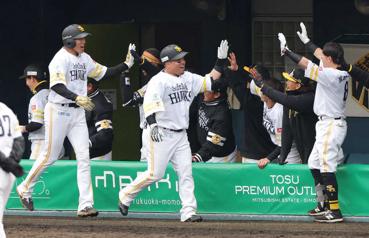 【画像・写真】ソフトバンク山川が特大アーチ！　どすこいパフォーマンスも披露　スタンドも「どすこーい」