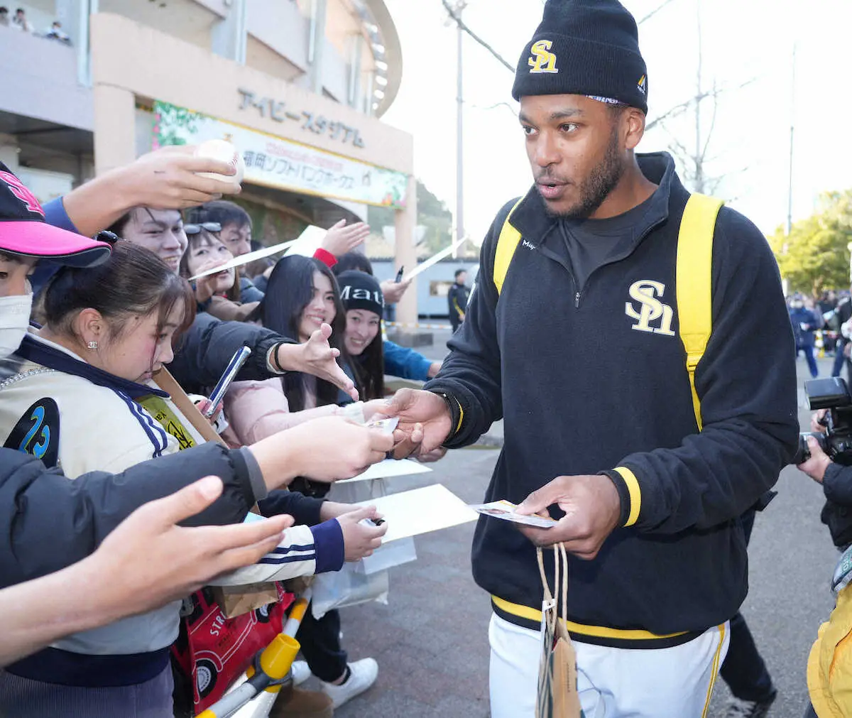 【画像・写真】石橋貴明「ナイスガイですね！」「いい男」　初対面のプロ野球選手にがっちりハートつかまれる