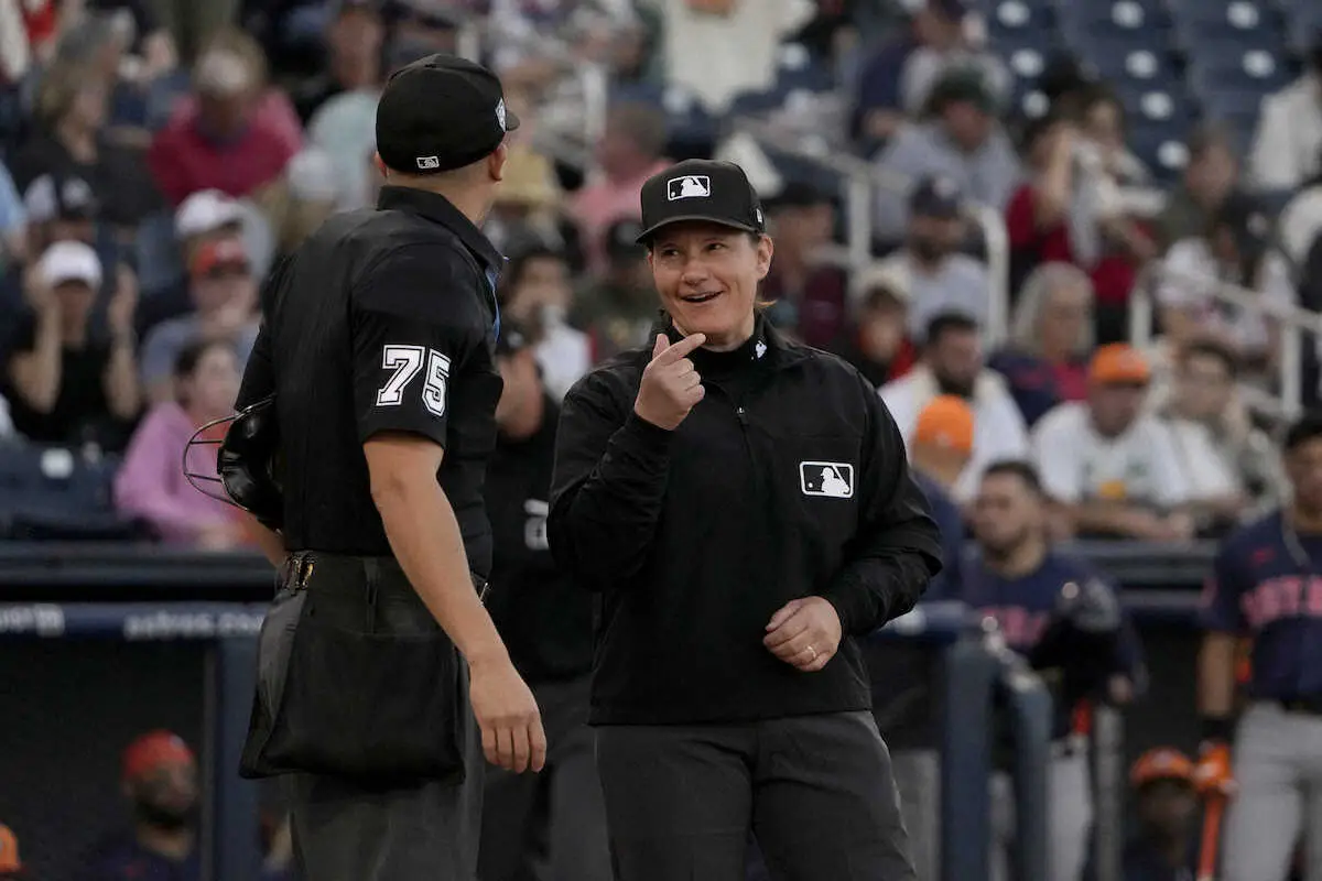 【画像・写真】MLB17年ぶり　OP戦で女性審判が登場　ナショナルズ―アストロズ戦